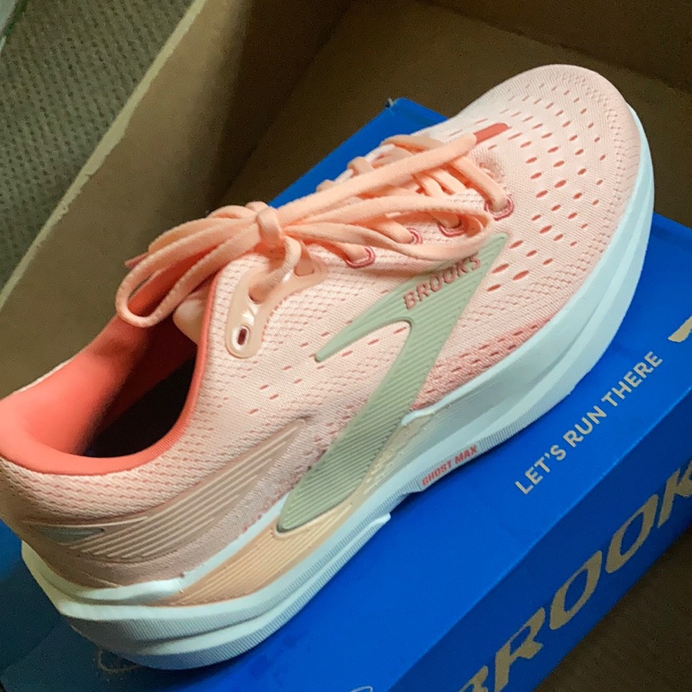 Brooks ghost max women’s sneakers size 10
